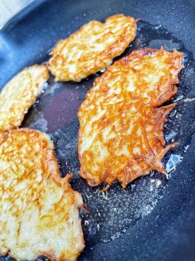 Kızartma tavası, patates tabağı, kızartma tavasında kızarmış patates, Ukrayna mutfağı, deruns, krep. 