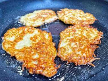 Kızartma tavası, patates tabağı, kızartma tavasında kızarmış patates, Ukrayna mutfağı, deruns, krep. 