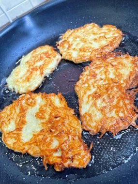 Kızartma tavası, patates tabağı, kızartma tavasında kızarmış patates, Ukrayna mutfağı, deruns, krep. 