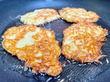 Kızartma tavası, patates tabağı, kızartma tavasında kızarmış patates, Ukrayna mutfağı, deruns, krep. 