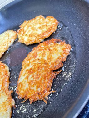 Kızartma tavası, patates tabağı, kızartma tavasında kızarmış patates, Ukrayna mutfağı, deruns, krep. 