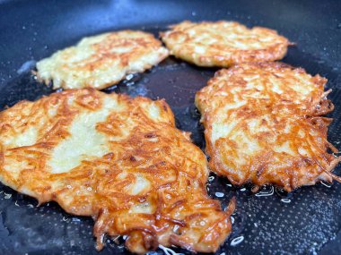 Kızartma tavası, patates tabağı, kızartma tavasında kızarmış patates, Ukrayna mutfağı, deruns, krep. 