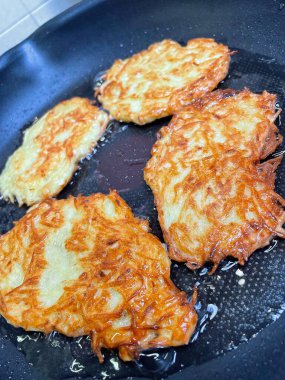 Kızartma tavası, patates tabağı, kızartma tavasında kızarmış patates, Ukrayna mutfağı, deruns, krep. 