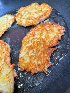 Kızartma tavası, patates tabağı, kızartma tavasında kızarmış patates, Ukrayna mutfağı, deruns, krep. 