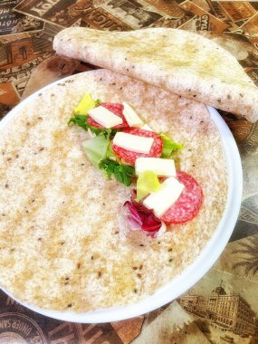 Lavaş tabakları, lavaş tortilla, işlenmiş peynir, sosis, yeşillik.