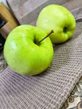 Ahşap arka planda yeşil elma