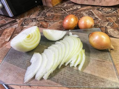 Tahta masada yemek pişirmek için taze sebze ve baharat.