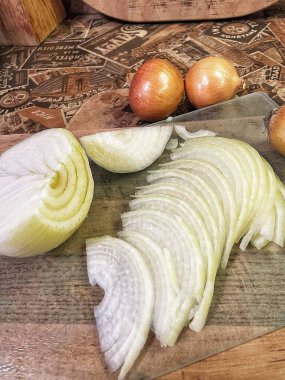 Taze dilimlenmiş kırmızı soğan yakın çekim