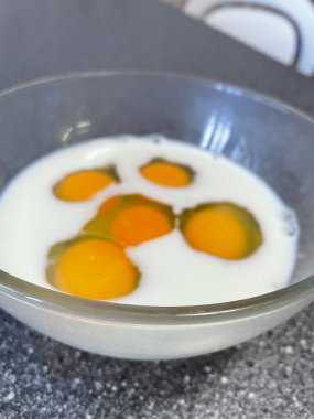 Mutfakta cam tabakta yumurta, süt ve omlet.