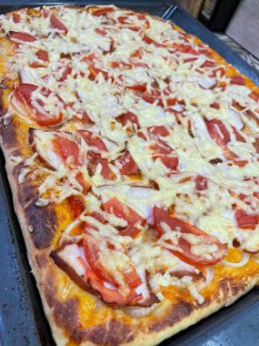 Ev yapımı hamur işleri, açık turta, domatesli pizza ve peynir.