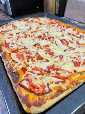 Ev yapımı hamur işleri, açık turta, domatesli pizza ve peynir.