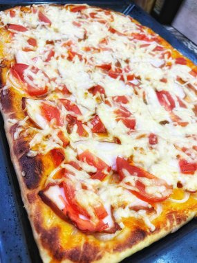 Ev yapımı hamur işleri, açık turta, domatesli pizza ve peynir.