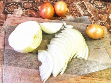 Kes, bütünle ve dilimle taze soğan ve kesme tahtası.