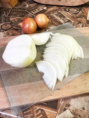 Masada taze soğan ve sarımsak var..