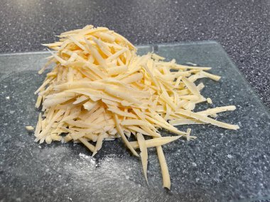 Mutfak tahtasındaki taze çiğ peynir,