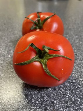 Beyaz arkaplanda kırmızı domatesler.