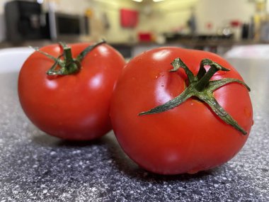 Beyaz arka planda taze domatesler