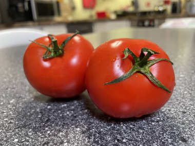 Beyaz arka planda taze domatesler