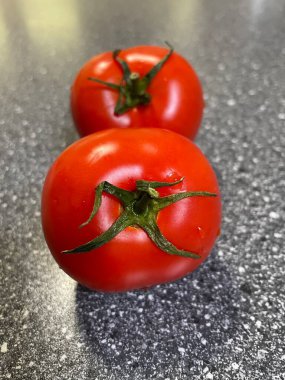 Ahşap arka planda taze domatesler