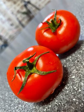 Beyaz arka planda taze kırmızı domatesler