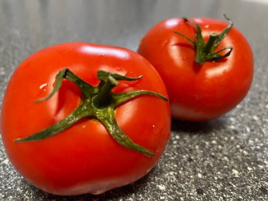 Beyaz arkaplanda taze domatesler