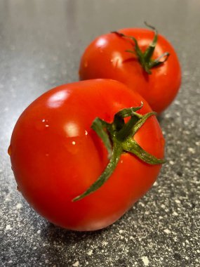 Beyaz arkaplanda kırmızı olgun domatesler