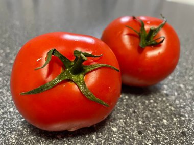 Siyah arkaplanda kırmızı domatesler