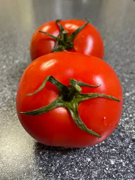 Beyaz arka planda taze kırmızı domatesler