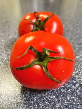 Mutfakta kırmızı domates var.
