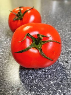 Mutfakta kırmızı domates var.