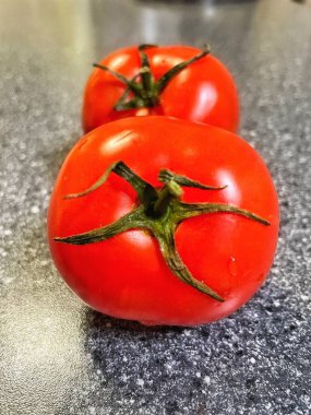 Mutfakta kırmızı domates var.