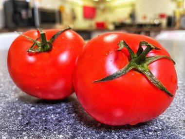 Mutfakta kırmızı domates var.