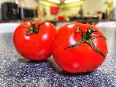 Ahşap zemin üzerinde kırmızı ve beyaz domatesler