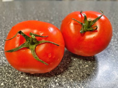 Domatesler ve bir demet kırmızı beyaz