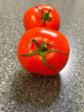 Beyaz arkaplanda taze domatesler