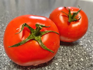 Pazarda taze vişneli domates.