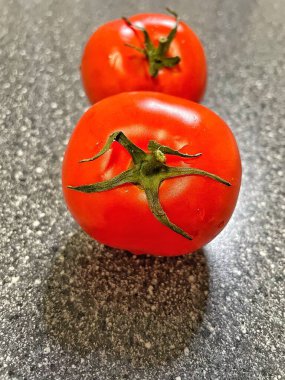 Beyaz arkaplanda kırmızı domatesler