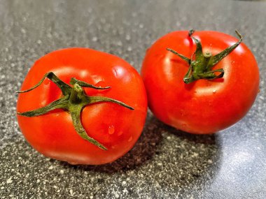 Bir kasede taze kırmızı domates.