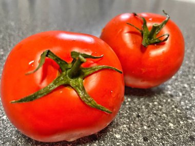 Tahta arka planda taze kırmızı domatesler