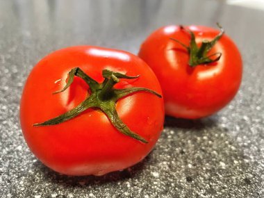 Beyaz arkaplanda kırmızı domatesler