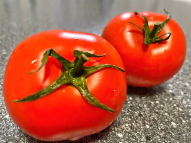 Beyaz arkaplanda domatesler