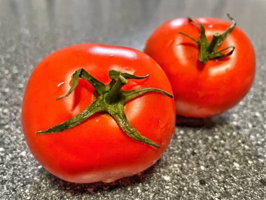 beyaz zemin üzerine kırmızı kiraz domates