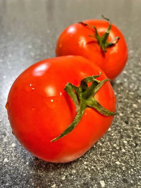 ahşap arka plan üzerinde taze olgun domates