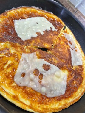 Yumurta tabakları, peynirli omlet, kahvaltı.