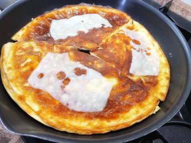 Yumurta tabakları, peynirli omlet, kahvaltı.
