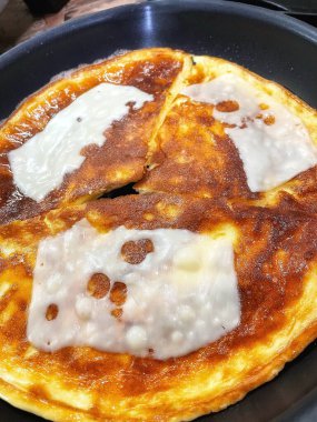 Yumurta tabakları, peynirli omlet, kahvaltı.