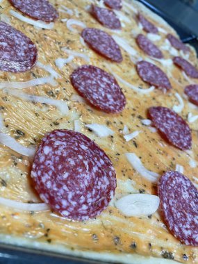 Sosisli ve domatesli pizza.