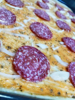 Ev yapımı hamur işleri, salamlı ve soğanlı fırında pizza, hamur.