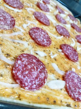 Ev yapımı hamur işleri, salamlı ve soğanlı fırında pizza, hamur.