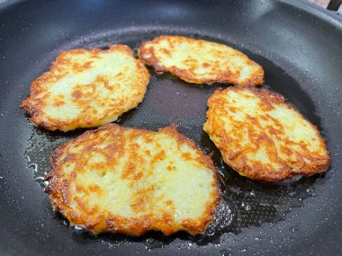 Kızartma tavası, patates tabağı, kızartma tavasında kızarmış patates, Ukrayna mutfağı, derun, deruns 